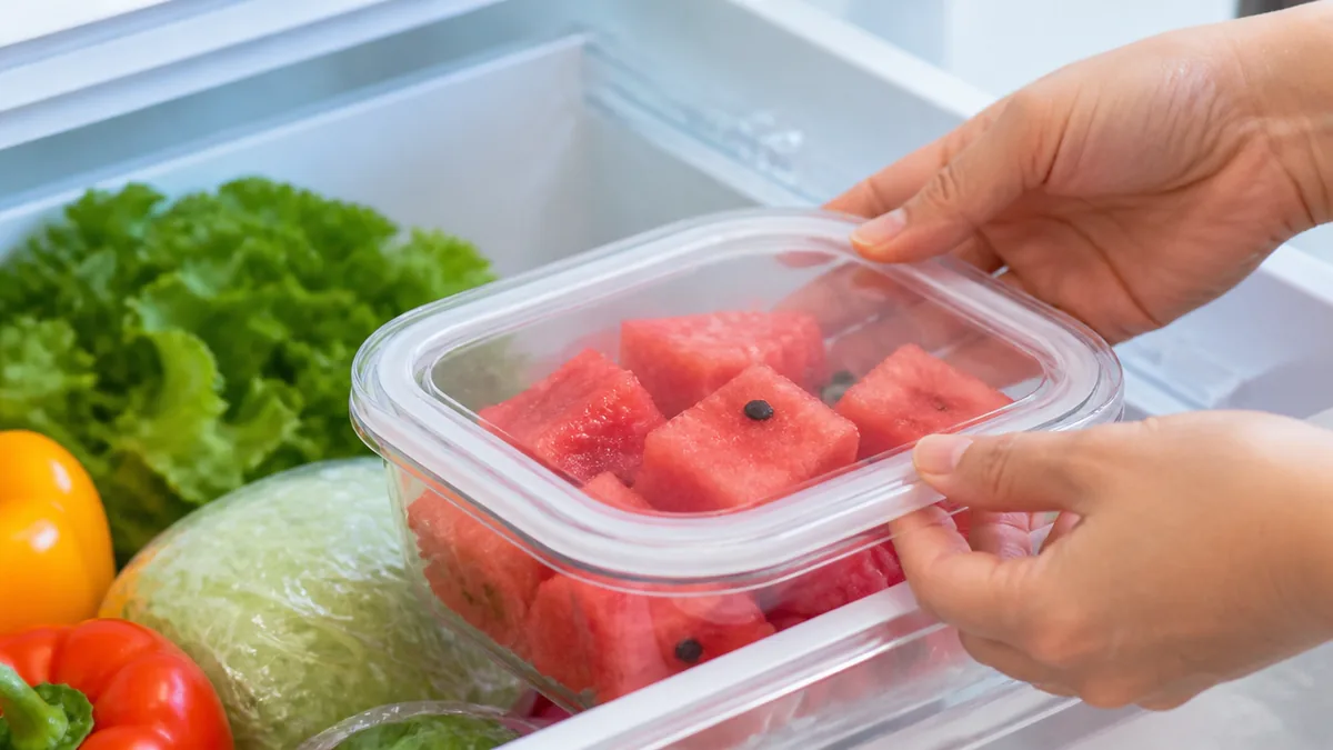 カットしたすいかを冷蔵庫で日持ちさせる方法の解説画像