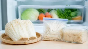 エノキの保存方法は冷凍が正解？冷蔵1週間・冷凍1ヶ月で旨みまで増やすコツのアイキャッチ画像